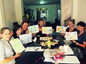 Teamsitzung mit anderen Freiwilligen thailand-sozialarbeit-team