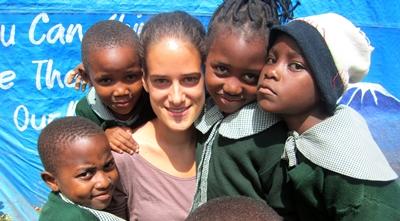 Ich mit Kindern aus der Schule tansania-sozialarbeit-freiwillige