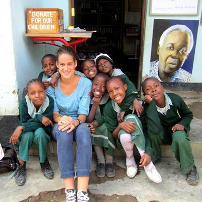 Ich mit Kids aus der Schule tansania-sozialarbeit-freiwillige2