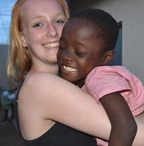 Kind im Waisenhaus und ich am Rumalbern togo-sozialarbeit-freiwillige
