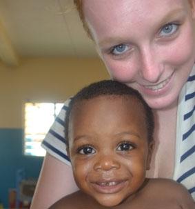 Mit einem Kind in der Krippe: wir hatten sehr viel Spaß mit der Kamera! togo-sozialarbeit-kind