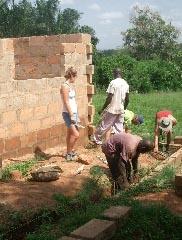 Bei der Arbeit Hausbau - Projekt in Ghana von Lena