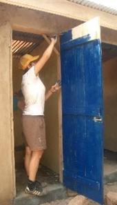 Streichen der Tür Hausbau - Projekt in Ghana von Lena