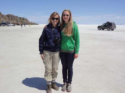 Am Salar der Uyuni mit einer anderen Freiwilligen bolivien-medizin-ausflug
