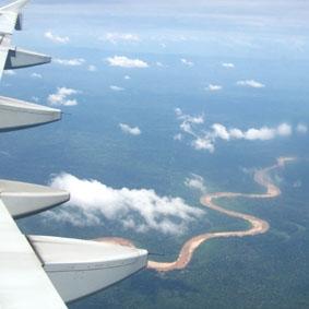 Unter uns der Dschungel peru-naturschutz-flug