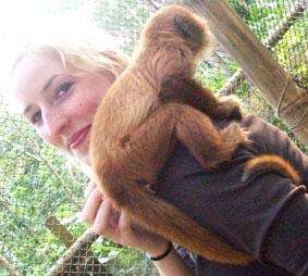 Ich mit unserem Babyaffen peru-naturschutz-freiwillige