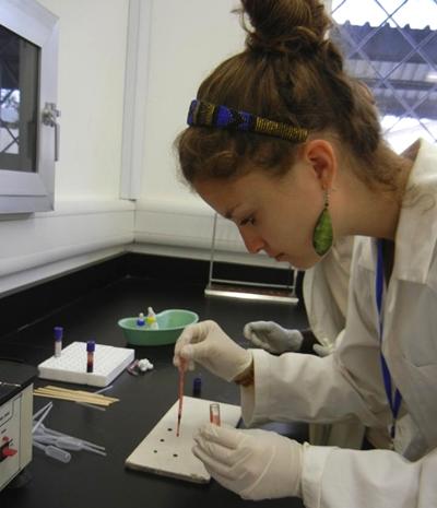 Bluttests im Labor tansania-sozialarbeit-medizin