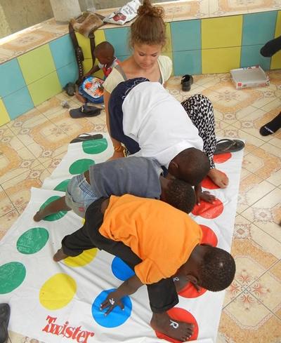 Beim Twister spielen tansania-sozialarbeit-spiel