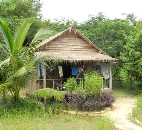 Einer der Bungalows, die Freiwillige mal gebaut haben kambodscha-naturschutz-bungalow