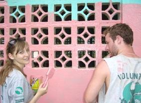 Beim Anstreichen einer Schule in Barra Honda costa-rica-naturschutz-streichen
