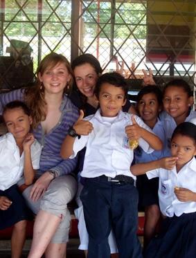 In der großen Pause mit den Kindern Costa Rica-unterrichten-schule