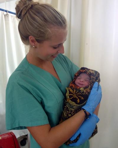 Lisa und ein neugeborenes Baby Lisa durfte ein Baby selbst entbinden