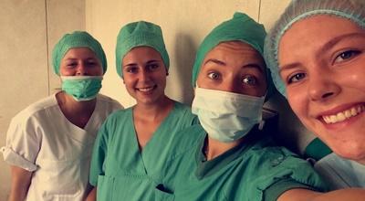 Fertig für den OP Freiwillige im Medizin-Projekt bereiten sich auf den OP vor