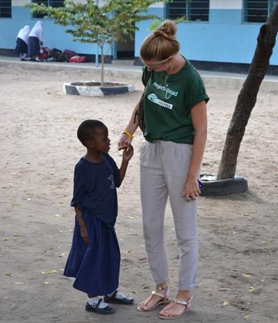 Medical Outreach Lisa mit einem Schulkind beim medical outreach