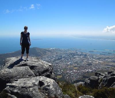 Auf dem Tafelberg mit Kapstadt und Robben Island im Hintergrund suedafrika-unterrichten-kapstadt