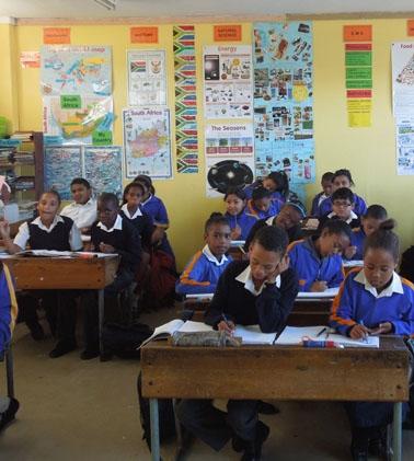 Meine Schulklasse während der Stillarbeit suedafrika-unterrichten-kinder