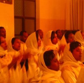 Gospelchor in tradtitionellen Kleidern an Ostern in der Kirche athiopien-sport-gospel