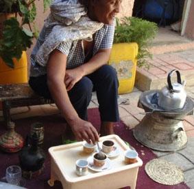 Kaffee-Zeremonie mit meiner Gastmutter Chuna athiopien-sport-kaffee