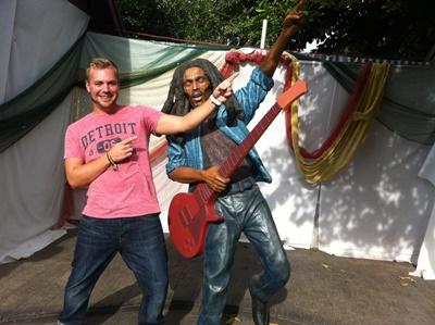 Kingston, Trenchtown Government Yard Maik an der Bob Marley Staue