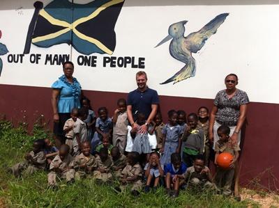 Schüler und Lehrerinnen der Anna Miller Basic School Gruppenfoto von Maik mit seinen Schülern und den verantwortlichen Lehrern