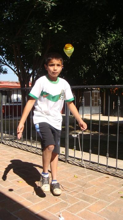 Eines der Kinder beim Spielen Eines der Kinder beim Spielen