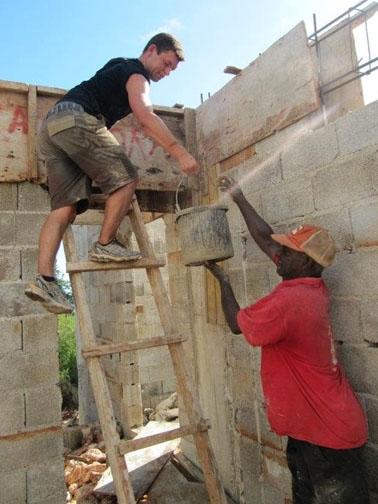 Beim Betonieren der Wände jamaika-hausbau-betonieren
