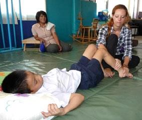Wir machen Übungen thailand-ergotherapie-arbeit