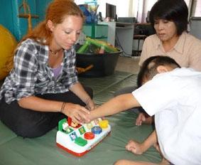 Bei der Arbeit thailand-ergotherapie-spiele