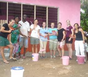 Andere Freiwillige und ich streichen eine Schule Medizin Praktikum Ghana Schule