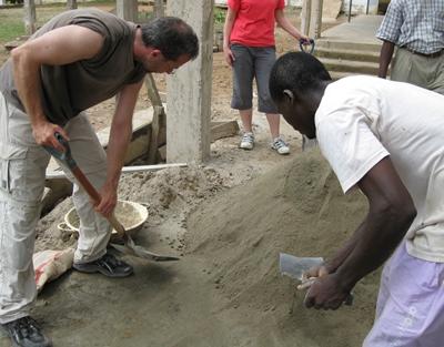Bei der Arbeit Ghana Community Schaufeln