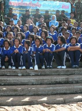Strandreinigung mit einer Schule naturschutz-thailand-schulerinnen