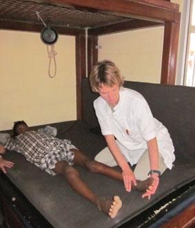 Das bin ich bei der Krankengymnastik-Behandlung Nepal, Physiotherapie, Behandlung