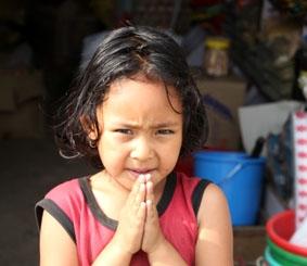 Namaste – die übliche Begrüßung bedeutet „Ich grüße das Göttliche in dir“ Nepal, Physiotherapie, Kind