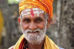 Ein weiser Alter, der mir einen roten Punkt auf die Stirn malte Nepal, Physiotherapie, Nepalese