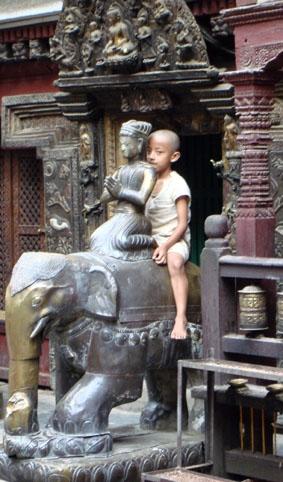 Golden Temple in Patan, und ein kleiner entlaufener Mönchsjunge ;-) nepal-medizin-tempel