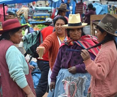Frauen aus Urubamba auf dem Wochenmarkt peru-unterrichten-frauen