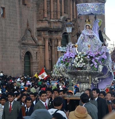 Eine Marienstatue wird an „Corpus Christi“, einem der größten kirchlichen Feste in Cusco über die „Plaza de Armas“ getragen peru-unterrichten-marienstatue