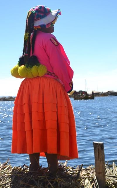 Bewohnerin der Uros-Inseln im Titicaca-See peru-unterrichten-see
