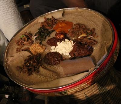 Injera, das traditionelle Essen der Äthiopier athiopien-journalismus-essen