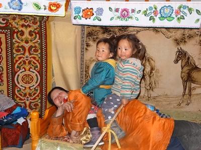 Gastoma beim Spielen mit den Enkeln Nomaden-Projekt Mongolei, Projects Abroad