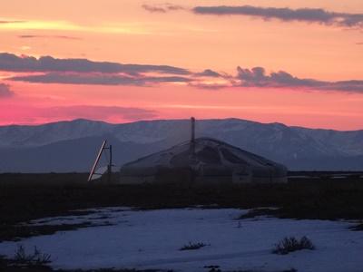 Unsere Jurte in der Abendsonne Nomaden-Projekt Mongolei, Projects Abroad