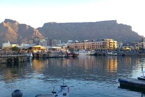 Waterfront mit Tafelberg sudafrika-sozialarbeit-tafelberg