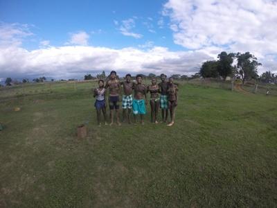 Gruppenbild nach Schlammbad Eine Gruppe von Freiwilligen nach ihrem Schlammbad