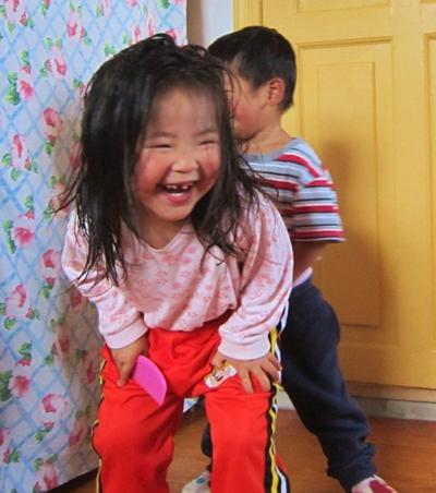 Wir spielen Fangen im Haus mongolei-sozialarbeit-fangen