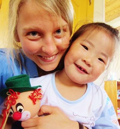 Inkma und ich mit meiner mitgebrachten Handpuppe mongolei-sozialarbeit-freiwillige
