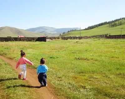 Auf dem Gelände des Waisenhauses mongolei-sozialarbeit-kinder
