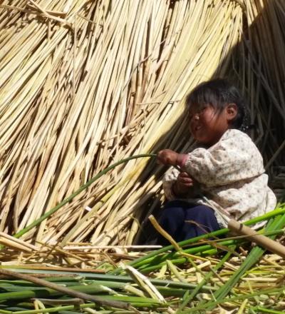 Maedchen auf den Uros Maedchen auf den Uros