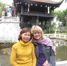 Mit meiner Lehrer-Freundin Em-Tam vor der One-Pillar Pagoda im Ho-Chi-Minh Park vietnam-unterrichten-freiwillige