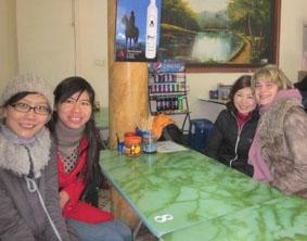 Am Westlake mit Sha, Em-Nhan und Em-Tam vietnam-unterrichten-freunde