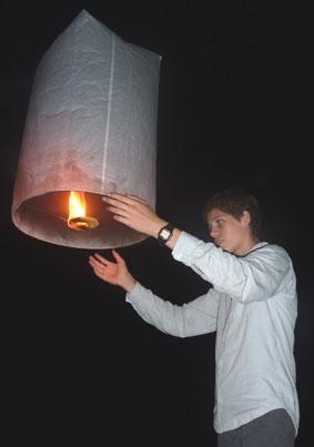 Ich beim Start eines Ballons mit Glückwünschen thailand-naturschutz-freiwilliger